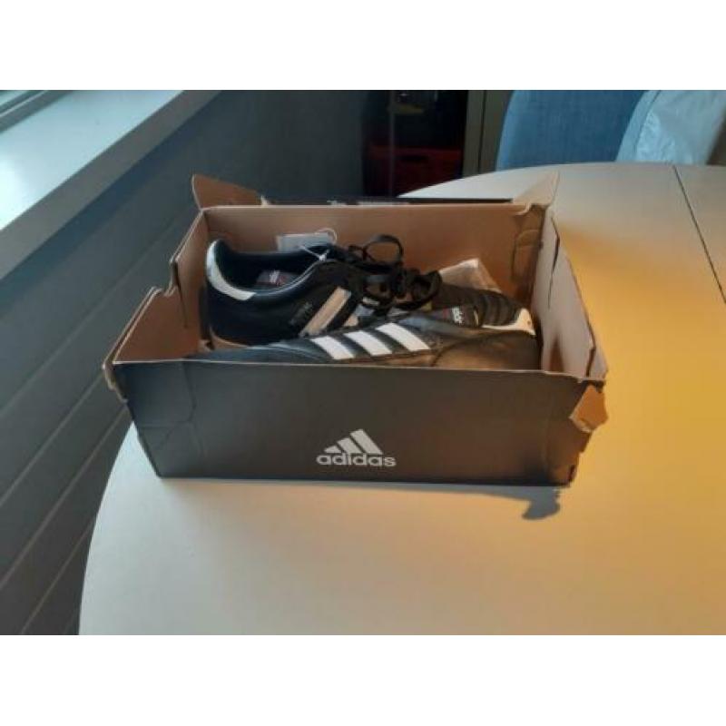 Kunstgras voetbalschoenen adidas mundal(nieuw)