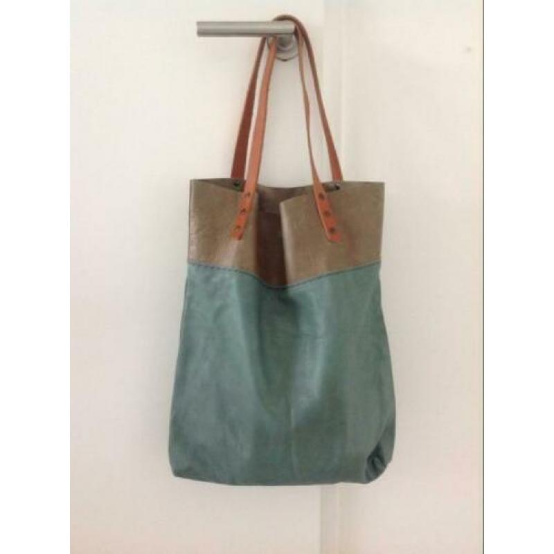 Mooie shopper van leer van SPRDLX in turquoise/taupe/bruin