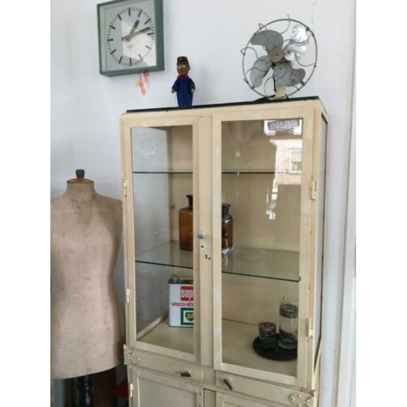 Vintage dokters vitrine kast