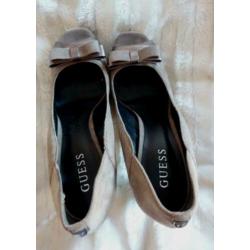 Beige suède high heel peep toe pumps met strikje van Guess