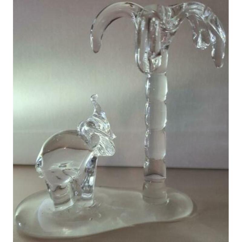 Beeld sculptuur olifant met palmboom helder kristal