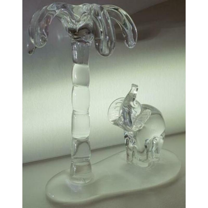 Beeld sculptuur olifant met palmboom helder kristal