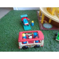 Vintage fisher price garage met autolift,4 auto`s en bus+10p