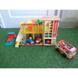 Vintage fisher price garage met autolift,4 auto`s en bus+10p