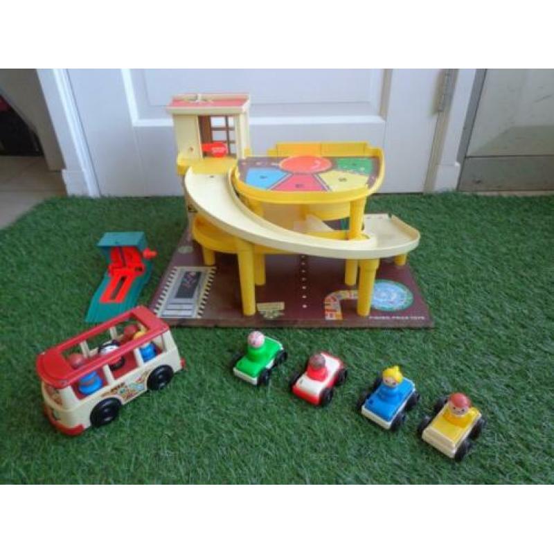 Vintage fisher price garage met autolift,4 auto`s en bus+10p