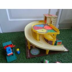 Vintage fisher price garage met autolift,4 auto`s en bus+10p