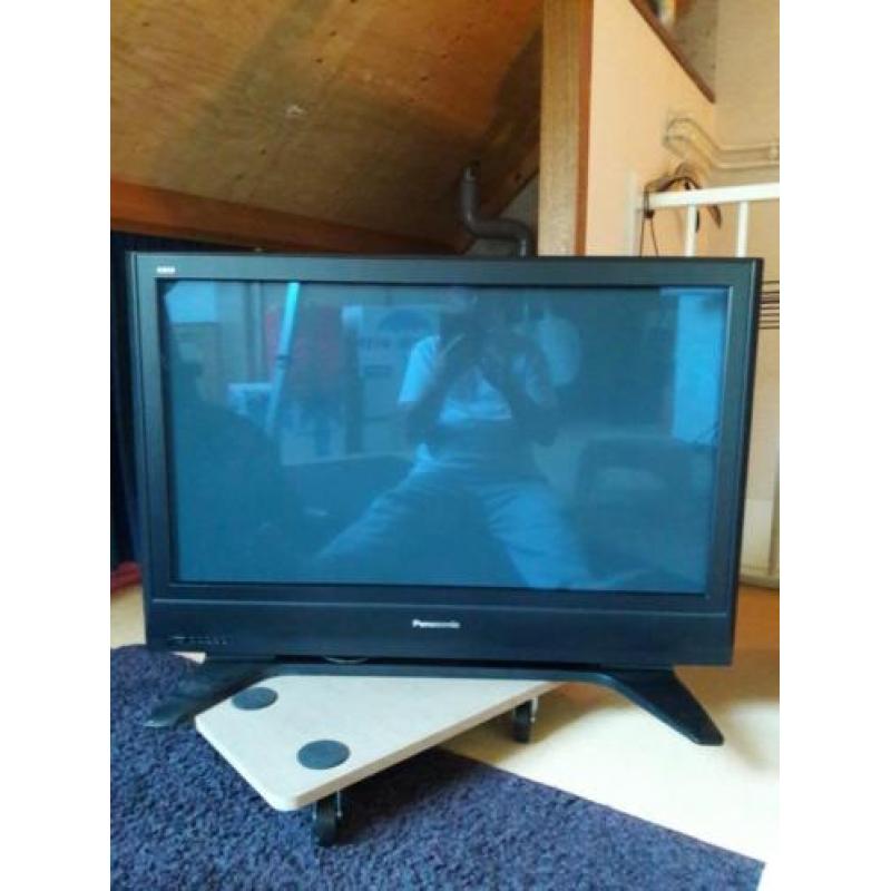 Panasonic model TH-37PV7F plus 2 gratis tv's. 's