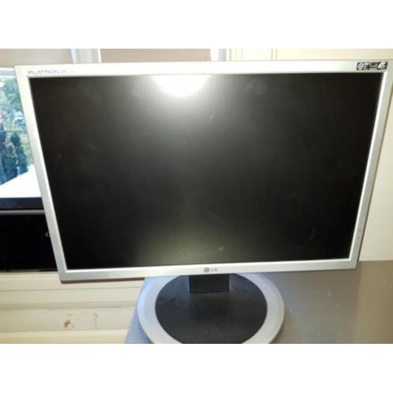 Lg computer monitor met kabel. Flatron L194WT-SF