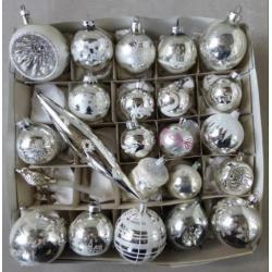 Oude kerstbal: 23 zilver gekleurde kerstballen